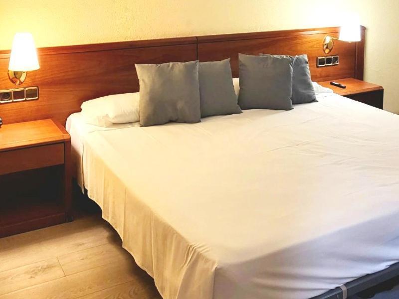 Checkin Trave Hotel Figueres  Eksteriør billede
